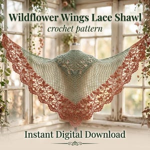 Può includere: Uno scialle triangolare all'uncinetto con un centro verde salvia caratterizzato da un delicato motivo a rete traforata e un'ampia bordura con motivi a farfalla color ruggine. Il testo Wildflower Wings Lace Shawl crochet pattern e Instant Digital Download è visibile.