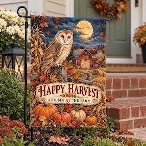 Puede incluir: Una bandera de jardín rectangular con una lechuza posada en un poste de madera, un granero rojo, una luna llena y calabazas. El texto HAPPY HARVEST AUTUMN AT THE FARM aparece en letras rojas sobre un letrero de madera color crema.