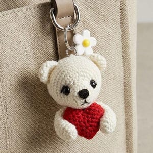 Wzór na szydełkowy brelok z misiem w formacie PDF, wzór na amigurumi z misiem w kształcie serduszka, cyfrowy wzór na szydełkowy brelok z zawieszką do torebki w kształcie małego misia w kształcie serca