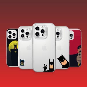 Könnte beinhalten: Fünf transparente Smartphone-Hüllen mit verschiedenen Batman-Charakterillustrationen. Die Designs zeigen eine Silhouette vor einem gelben Mond, eine kleine Chibi-Figur, eine Figur mit Friedenszeichen, ein Porträt und eine Seitenansicht.