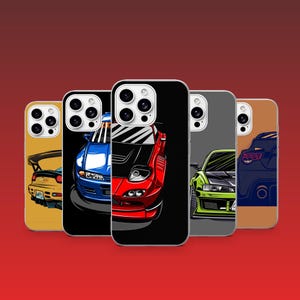 Op de afbeelding: Vijf smartphonehoesjes op een rij, elk met een ander ontwerp van een geïllustreerde sportwagen. De hoesjes tonen verschillende automodellen in rood, blauw, groen en geel, met gedetailleerde voor- en achteraanzichten, inclusief spoilers en koplampen.
