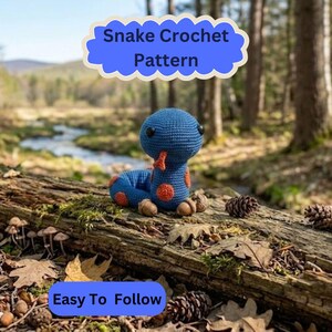Peut inclure: Un serpent en crochet bleu avec des taches orange et une petite langue orange, doté d'yeux en perles noires. L'image contient le texte Snake Crochet Pattern et Easy To Follow, présenté dans des bulles rectangulaires aux coins arrondis.