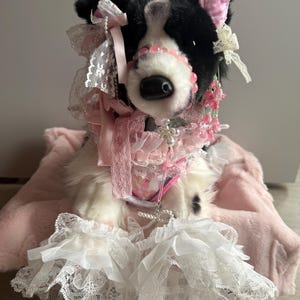Belle - Peluche Border Collie Douglas personnalisée et unique, à collectionner, avec harnais rose décoré à la main