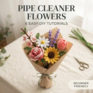 Op de afbeelding: Een boeket van pijpenragerbloemen met een roze roos, gele zonnebloem, witte margriet, paarse lavendel, roze tulp en kersenbloesems, verpakt in bruin papier met de tekst PIPE CLEANER FLOWERS 6 EASY DIY TUTORIALS.