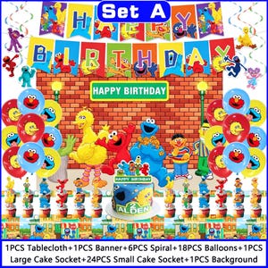 Op de afbeelding: Een Sesame Street feestdecoratieset inclusief een Happy Birthday banner, een achtergrond met bakstenen muur, 18 ballonnen, 6 spiralen, een grote taarttopper, 24 kleine taarttoppers en een tafelkleed, met Elmo, Big Bird en Cookie Monster.