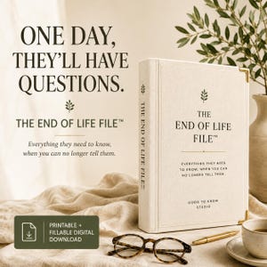 Puede incluir: Una carpeta de tapa dura de color crema titulada The End of Life File con detalles dorados en las esquinas. La portada incluye el texto: One day, they'll have questions. The End of Life File. Everything they need to know, when you can no longer tell them.