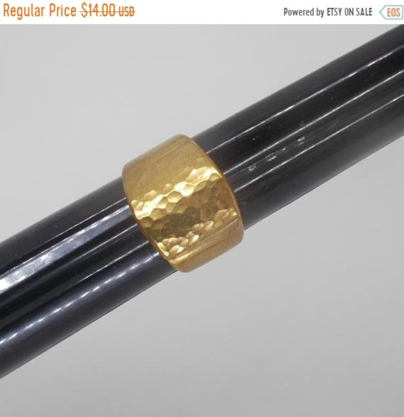 Vintage Ring Hammered Accent Gold Tone Size 8 CIJ