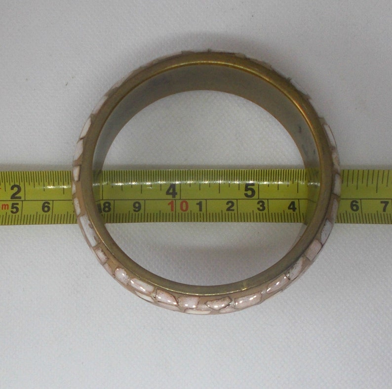 Wide Chunky Vintage Brass Bangle Bracelet with inlaid Beige Neutral colored Stone Shell Chips CIJ
