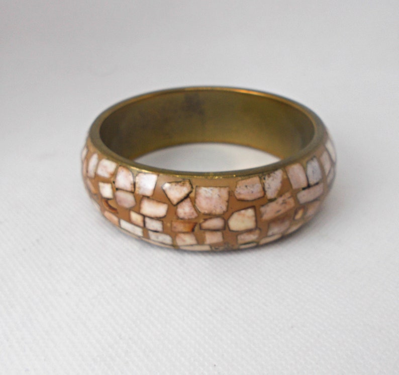 Wide Chunky Vintage Brass Bangle Bracelet with inlaid Beige Neutral colored Stone Shell Chips CIJ