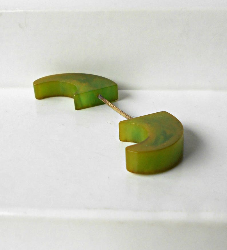Antique Art Deco BAKELITE Jabot Scarf Hat Pin Green Apple Juice Swirl with a touch of yellow