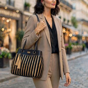 A smart bag that can be worn in three different ways. Expertly crafted from genuine leather, it features numerous compartments and pockets.