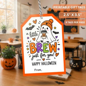 Op de afbeelding: Een rechthoekig cadeaulabel met een oranje rand met een witte geest die een oranje muts draagt en een koffiebeker vasthoudt. De tekst luidt a little BREW just for you! HAPPY HALLOWEEN From, met kleine vleermuizen, sterren en hartjes eromheen.
