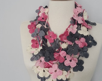 Écharpe unique en crochet avec fleurs roses, écharpe en tricot, cadeau écharpe personnalisée, cadeau pour sa petite amie, cadeau pour sa maman