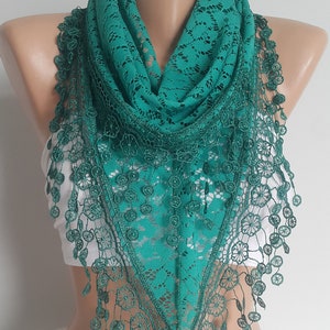 Emerald Lace sjaal unieke cadeaus voor vrouwen Valentijnsdag cadeau Triangle Wrap sjaal voor haar vriendin cadeau Boho Valentine accessoires afbeelding 1