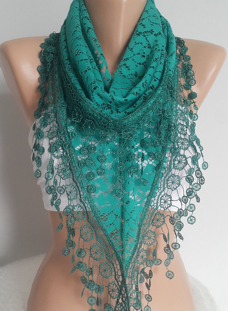 Emerald Lace sjaal unieke cadeaus voor vrouwen Valentijnsdag cadeau Triangle Wrap sjaal voor haar vriendin cadeau Boho Valentine accessoires afbeelding 1