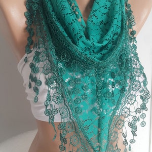 Emerald Lace sjaal unieke cadeaus voor vrouwen Valentijnsdag cadeau Triangle Wrap sjaal voor haar vriendin cadeau Boho Valentine accessoires afbeelding 2