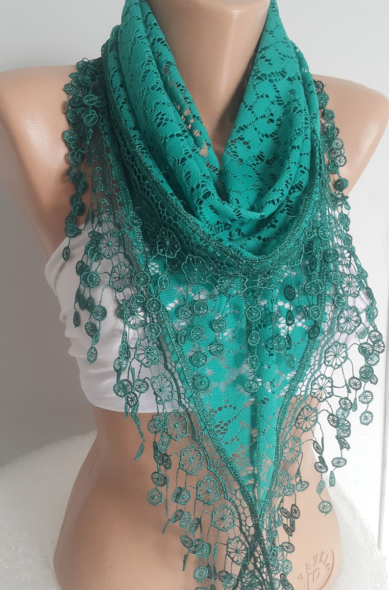 Emerald Lace sjaal unieke cadeaus voor vrouwen Valentijnsdag cadeau Triangle Wrap sjaal voor haar vriendin cadeau Boho Valentine accessoires afbeelding 2