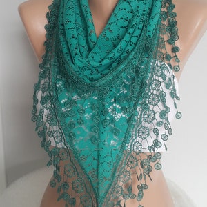 Emerald Lace sjaal unieke cadeaus voor vrouwen Valentijnsdag cadeau Triangle Wrap sjaal voor haar vriendin cadeau Boho Valentine accessoires afbeelding 3