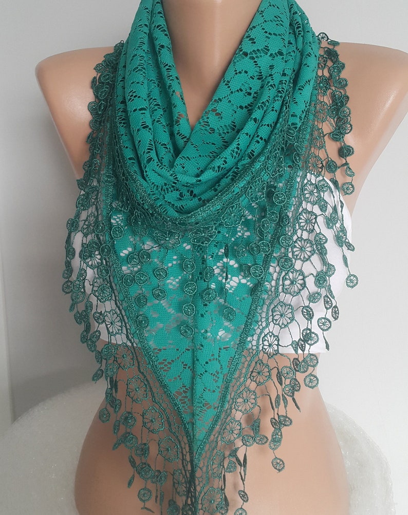 Emerald Lace sjaal unieke cadeaus voor vrouwen Valentijnsdag cadeau Triangle Wrap sjaal voor haar vriendin cadeau Boho Valentine accessoires afbeelding 3