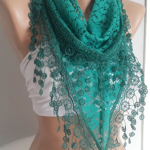 Emerald Lace sjaal unieke cadeaus voor vrouwen Valentijnsdag cadeau Triangle Wrap sjaal voor haar vriendin cadeau Boho Valentine accessoires afbeelding 4