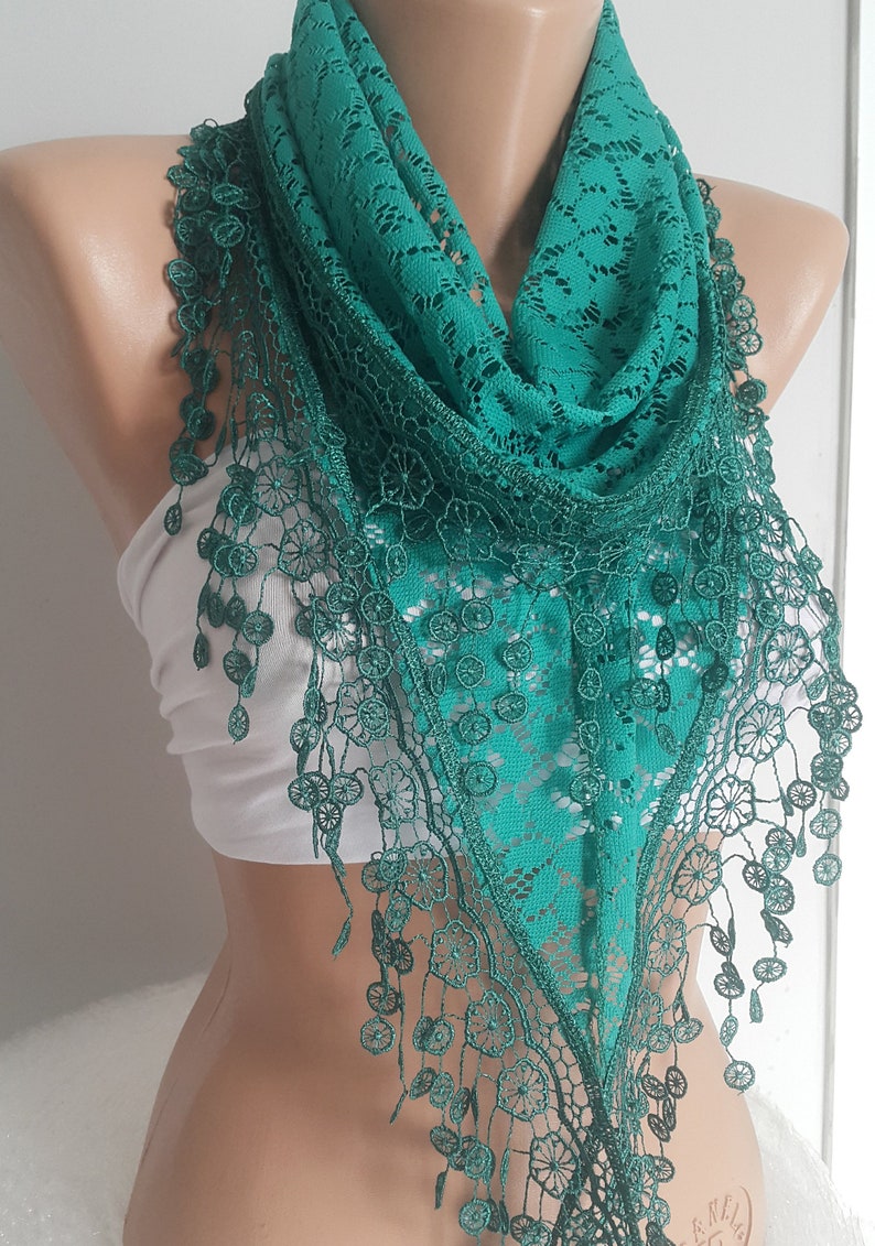 Emerald Lace sjaal unieke cadeaus voor vrouwen Valentijnsdag cadeau Triangle Wrap sjaal voor haar vriendin cadeau Boho Valentine accessoires afbeelding 4