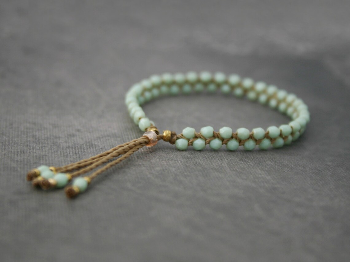 Bracelet Apaisant En Perles D'Howlite Avec Pompon - Neuf Avec étiquettes - Envoi Immédiat Depuis La France