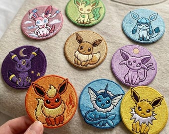 Pacchetto di disegni per ricamo di stemmi di Eeveelution, 9 toppe rotonde di Eevee Evolution, file per ricamo a macchina di Umbreon, Sylveon e Vaporeon in formato PES, DST e JEF.