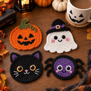 Puede incluir: Cuatro posavasos de ganchillo con diseños de Halloween: una calabaza naranja con cara de jack-o'-lantern negra, un fantasma blanco con sombrero de bruja negro, un gato negro con orejas moradas y una araña morada con ocho patas y ojos blancos.