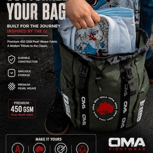 Könnte beinhalten: Ein olivgrüner Rucksack mit schwarzen Riemen und einem kreisförmigen roten Faust-Logo, umgeben vom Text OMA. Die Tasche hat einen Kordelzug und enthält ein gefaltetes weißes Kleidungsstück mit einem bunten Grafikdruck. Text: CUSTOMIZE YOUR BAG.