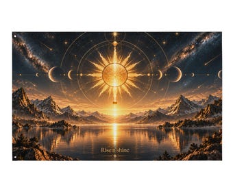 Puede incluir: Un tapiz de pared rectangular que muestra un paisaje celestial con un sol dorado brillante, fases planetarias y una galaxia estrellada sobre montañas nevadas y un lago reflectante. El texto Rise n'shine está impreso en la parte inferior.