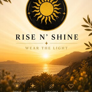 Puede incluir: Un p&oacute;ster gr&aacute;fico con un icono de sol dorado en un c&iacute;rculo negro sobre el texto RISE N' SHINE y WEAR THE LIGHT. Debajo, se muestra una puesta de sol sobre el oc&eacute;ano con cuatro iconos etiquetados como &Eacute;NERGIE, LUMI&Egrave;RE, CONSCIENCE y AUTHENTICIT&Eacute;.