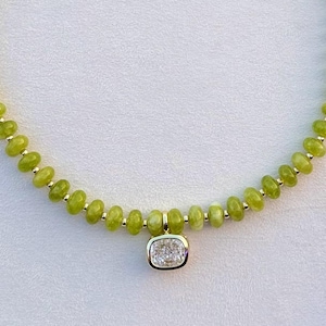 Collar grueso de cuentas verde chartreuse, colgante de circonita cúbica chapado en oro, joyería maximalista.