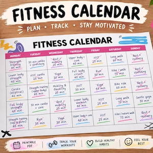 Könnte beinhalten: Ein Fitness-Kalender aus weißem Papier mit einem Raster von Montag bis Sonntag. Der Kalender enthält handschriftliche Trainingseinträge wie Krafttraining, Cardio und Yoga, wobei viele Punkte durchgestrichen sind. Er enthält den Text FITNESS CALENDAR, PLAN, TRACK, STAY MOTIVATED und PRINTABLE PDF.