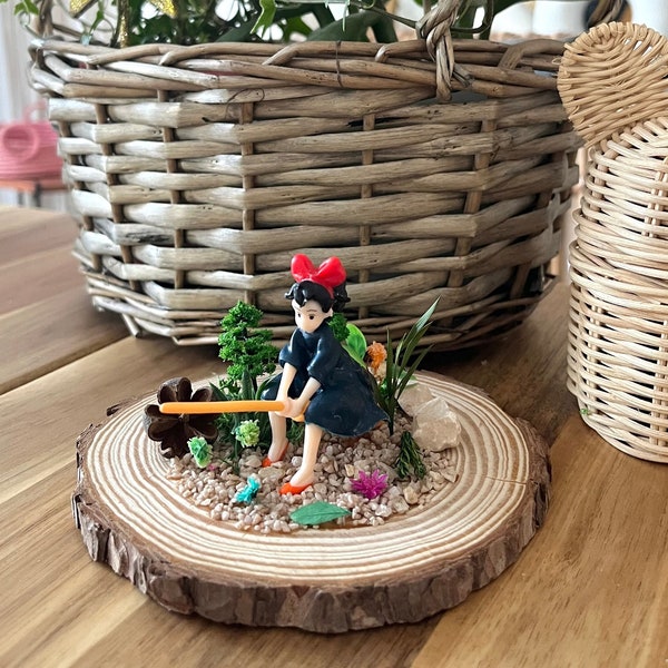 Diorama rondin de bois Kiki la petite sorcière 12 cm fait main