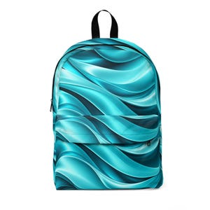 Könnte beinhalten: Ein Rucksack mit einem lebendigen, abstrakten Muster aus fließenden, geschichteten Wellen in leuchtenden Türkis-, Cyan- und tiefen Marineblautönen. Das Design bedeckt die gesamte Außenseite, einschließlich der vorderen Reißverschlusstasche, mit schwarzem Griff.