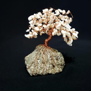 Escultura de árbol de alambre de concha de coral, base de pirita de hierro, árbol de la vida bohemio