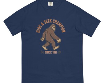Camiseta divertida de Sasquatch "Campeón del escondite de Bigfoot desde 1811" / Camiseta vintage de críptidos / Comfort Colors 1717 Premium Heavyweight