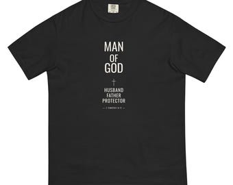 Mann Gottes, Ehemann, Vater, Beschützer – Christliches T-Shirt | 1 Timotheus 6,11 – Glaubens-Shirt | Comfort Colors 1717 Premium Heavyweight