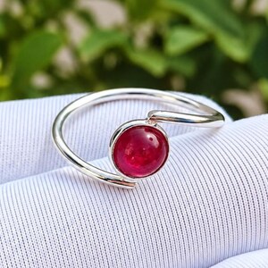 Anillo de plata de ley hecho a mano, con gema de rubí natural, banda de 7 mm (2 gramos).