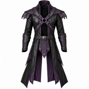 Puede incluir: Un abrigo largo negro y morado con hombreras estructuradas, un arnés de pecho con anillos metálicos y un cinturón con hebilla central. La prenda presenta paneles superpuestos, protectores de antebrazo y un cuello alto con detalles morados.