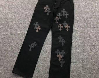 Jean noir Y2K à croix, pantalon streetwear alternatif, denim graphique audacieux