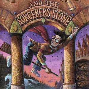 Può includere: Una copertina di libro per Harry Potter and the Sorcerer's Stone di J.K. Rowling. L'illustrazione mostra una giovane persona con gli occhiali che vola su una scopa attraverso un arco di pietra, indossando una camicia marrone, pantaloni blu e un mantello rosso.