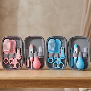 Puede incluir: Dos kits de aseo para bebés en estuches rosa y azul. Cada kit contiene un cepillo para el cabello, peine, cortaúñas, tijeras, lima de uñas, termómetro digital, aspirador nasal y un cepillo de dientes para dedo a juego.