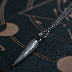 Collana con pendolo rustico in argento sterling intagliato a mano, realizzata in argento massiccio 925, un pendolo OOAK con punta, strumento di divinazione, regalo da strega.