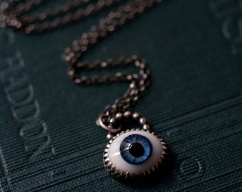 Halskette mit einem gläsernen Puppenauge in Sterling Silber, einem magischen Schutzamulett