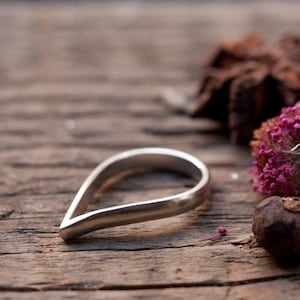 Krall ring, claw shaped sterling silver ring, unisex and gender neutral, minimalist modern ring, chevron shape, half round geometric band
