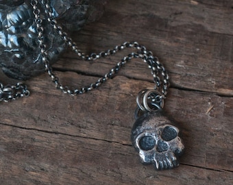 Memento Mori Halskette, Handgeschnitzter Schädel Anhänger, Trauerschmuck, Todeshexe Halskette, Halbschädel, okkultes Geschenk.