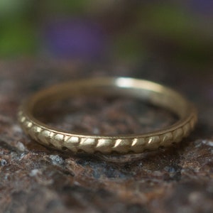 Anillo de bodas con diseño de corazón de amor, anillo de bodas rústico, disponible en tres anchos, anillo de promesa de banda delgada, muestra de amor, anillo apilable de oro.
