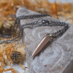 Collana rustica con pendolo in oro massiccio intagliato a mano, fusa in oro giallo 8k, un pendolo OOAK e uno strumento di divinazione, uno speciale regalo da strega