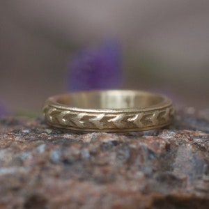 Anillo de bodas con diseño de corazón de amor, anillo de bodas rústico, disponible en tres anchos, anillo de promesa de banda ancha, muestra de amor, anillo apilable de oro.
